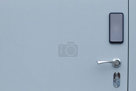 Foto de Imagen de fondo mínima de la puerta metálica con cerradura electrónica en la unidad de almacenamiento, espacio de copia - Imagen libre de derechos