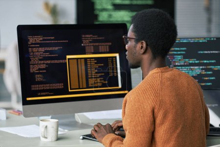 Téléchargez les photos : Programmeur trouver et résoudre des problèmes de code sur l'écran de l'ordinateur - en image libre de droit