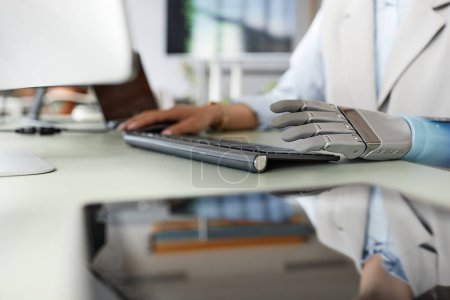 Téléchargez les photos : Image rapprochée de développeur féminin avec codage bionique à la main sur ordinateur - en image libre de droit