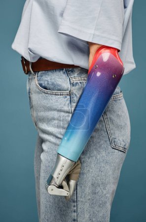 Téléchargez les photos : Vue latérale de la personne avec bras bionique serrant poing - en image libre de droit