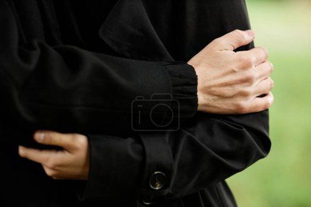 Foto de Primer plano de la mujer afligida vestida de negro en la ceremonia funeraria al aire libre, espacio para copiar - Imagen libre de derechos
