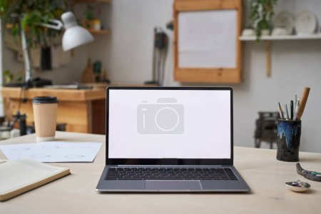 Téléchargez les photos : Image de fond de l'ordinateur portable ouvert avec écran blanc maquette au bureau dans le studio créatif, espace de copie - en image libre de droit