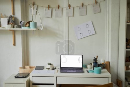 Foto de Imagen de fondo joyeros modernos lugar de trabajo con ordenador portátil y detalles acogedores, espacio de copia - Imagen libre de derechos