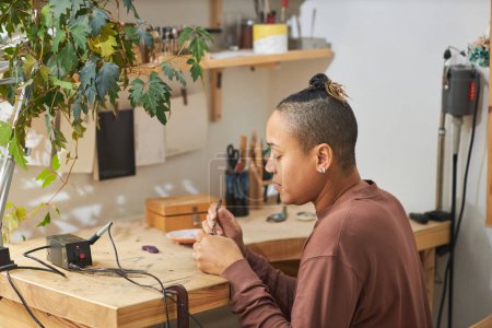 Foto de Retrato de vista lateral de artista femenina moldeando moldes mientras crea estudio hecho a mano en el taller, espacio de copia - Imagen libre de derechos