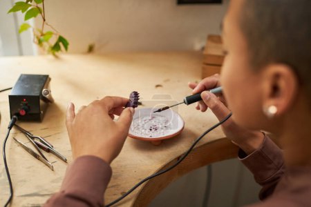 Foto de Primer plano de artista femenina moldeando moldes de cera mientras crea joyas hechas a mano en el taller, espacio de copia - Imagen libre de derechos