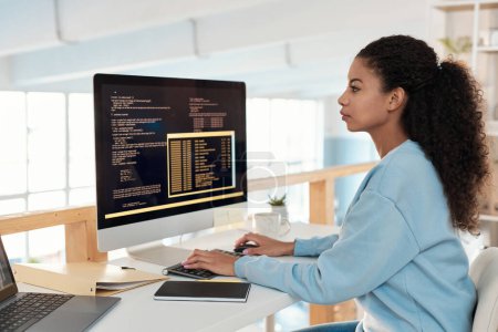 Foto de Desarrollador de software femenino serio que trabaja en la computadora en la oficina de la compañía de TI - Imagen libre de derechos