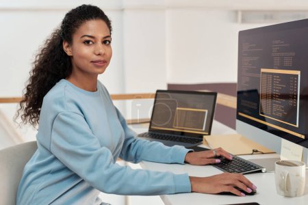 Foto de Retrato de la programadora femenina que trabaja en la computadora en la oficina moderna de la compañía de TI - Imagen libre de derechos