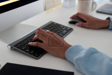 Foto de Manos de programadora femenina trabajando en la computadora, probando el código de la nueva aplicación - Imagen libre de derechos