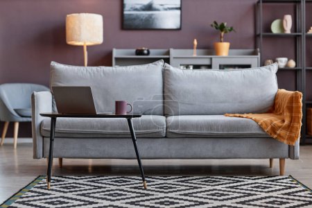 Téléchargez les photos : Image de fond du canapé gris doux dans l'intérieur élégant de la maison avec mur mauve, espace de copie - en image libre de droit