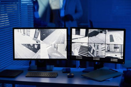 Foto de Imagen de fondo de pantallas de ordenador con imágenes de cámaras de vigilancia en sala oscura - Imagen libre de derechos