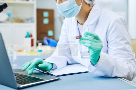 Foto de Primer plano de la mujer que trabaja en el laboratorio moderno y hacer análisis de sangre, espacio de copia - Imagen libre de derechos