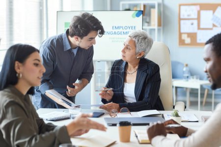 Téléchargez les photos : Portrait d'une cadre supérieure donnant des instructions à une employée lors d'une réunion d'affaires au bureau - en image libre de droit