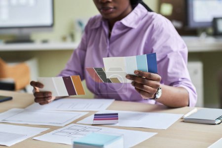 Téléchargez les photos : Gros plan de jeune femme noire en tant que designer créatif tenant des échantillons de couleur dans le bureau, espace de copie - en image libre de droit