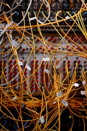 Foto de Imagen de fondo vertical del gabinete del servidor con cables amarillos de Internet y cables conectados a puertos, espacio de copia - Imagen libre de derechos