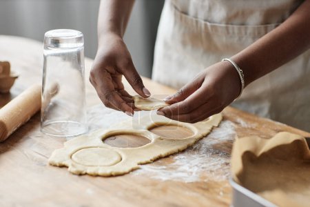 Foto de Primer plano de la joven mujer negra horneando pastelería casera y corte de formas de galletas, espacio de copia - Imagen libre de derechos
