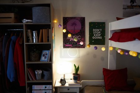 Foto de Imagen de fondo de la habitación adolescente con espacio en el armario y decoraciones divertidas de la pared, espacio de copia - Imagen libre de derechos