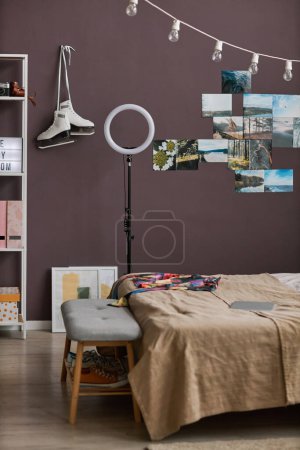 Foto de Imagen de fondo vertical del interior de la habitación de los adolescentes con cama cómoda y artículos de hobbie, espacio de copia - Imagen libre de derechos