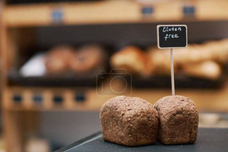Foto de Loafs de pan sin gluten en el supermercado - Imagen libre de derechos