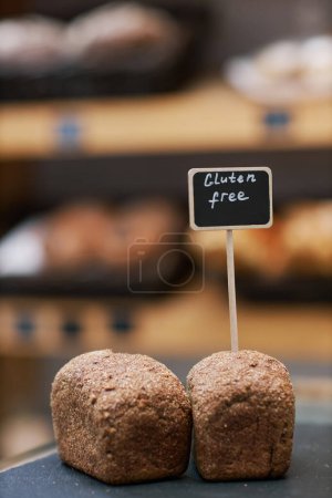 Foto de Dos pequeños panecillos sin gluten sobre la mesa en la panadería - Imagen libre de derechos