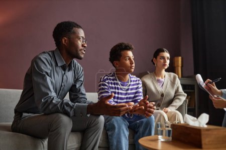 Foto de Familia con adolescente explicando problemas al psicólogo - Imagen libre de derechos