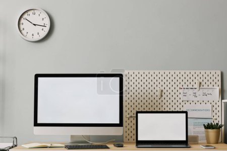 Foto de Configuración mínima del lugar de trabajo de la oficina de vista frontal con dos maquetas de pantalla en el escritorio, espacio de copia - Imagen libre de derechos