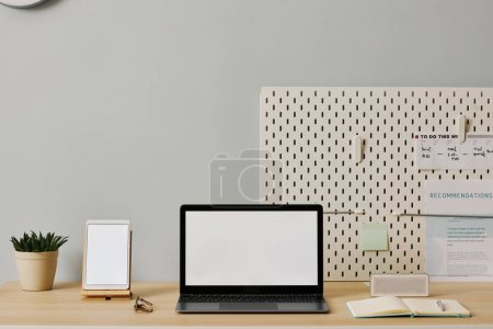 Téléchargez les photos : Configuration minimale du bureau avec maquette d'écran d'ordinateur portable sur le bureau, espace de copie - en image libre de droit