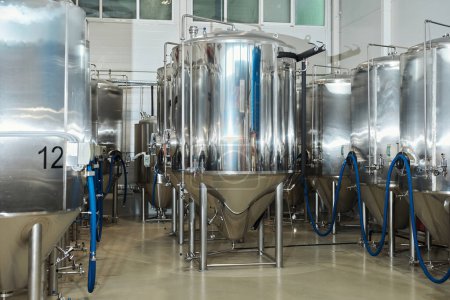 Téléchargez les photos : Image de fond des cuves de fermentation en acier dans l'atelier de l'usine industrielle, espace de copie - en image libre de droit