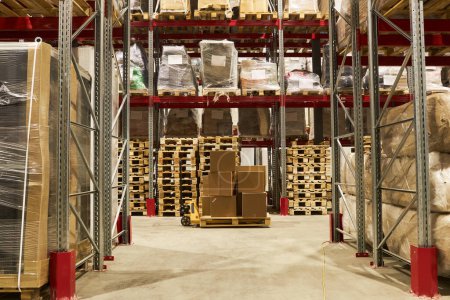 Téléchargez les photos : Vue grand angle à l'intérieur de l'entrepôt de stockage avec pile de boîtes, espace de copie - en image libre de droit