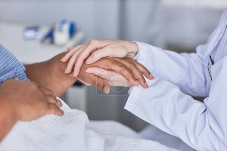Téléchargez les photos : Gros plan d'une infirmière méconnaissable tenant la main d'une aînée dans une chambre d'hôpital, des soins et du soutien - en image libre de droit