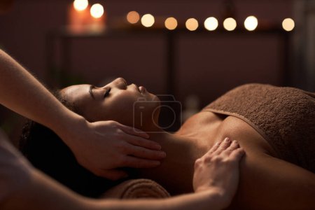 Téléchargez les photos : Hands of masseuse massaging neck and shoulders of young woman - en image libre de droit