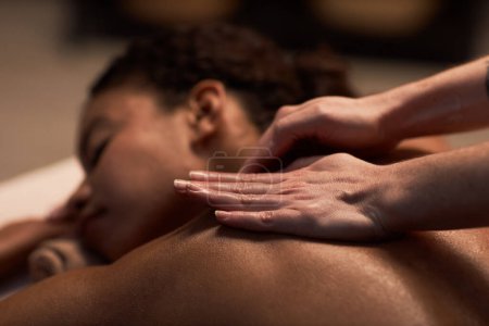 Téléchargez les photos : Image rapprochée de masseuse massant le cou d'une cliente - en image libre de droit
