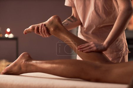 Téléchargez les photos : Femme obtenir massage relaxant des jambes dans le salon de spa - en image libre de droit