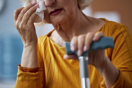 Téléchargez les photos : Gros plan de la femme âgée pleurant et essuyant les yeux avec des tissus en séance de thérapie - en image libre de droit