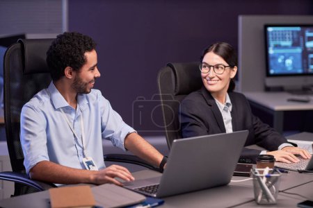 Foto de Retrato de dos empresarios sonrientes discutiendo proyecto en reunión en oficina de alta tecnología - Imagen libre de derechos