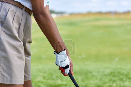 Téléchargez les photos : Gros plan de la jeune femme méconnaissable jouant au golf en plein air se concentrer sur les mains féminines tenant club de golf, espace de copie - en image libre de droit