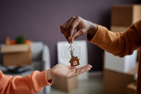 Téléchargez les photos : Gros plan de l'agent immobilier donnant des clés au propriétaire du nouvel appartement - en image libre de droit