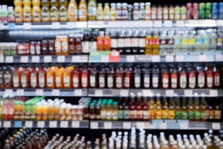 Téléchargez les photos : Image de fond du supermarché avec des étagères empilées avec diverses boissons en rangée, espace de copie - en image libre de droit