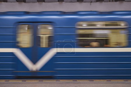 Téléchargez les photos : Mouvement flou du train bleu arrivant à la station de métro - en image libre de droit