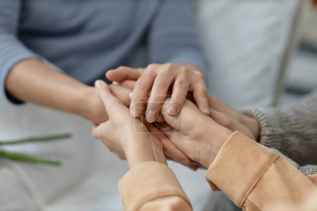 Téléchargez les photos : Gros plan d'enfants adultes tenant la main de leur mère malade pendant sa réadaptation à l'hôpital - en image libre de droit