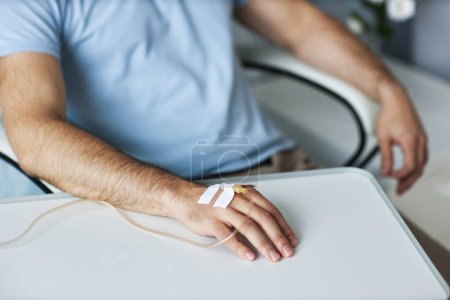 Foto de Primer plano de la mano masculina con perfusión intravenosa por goteo en sesión de tratamiento en el hospital, espacio para copias - Imagen libre de derechos