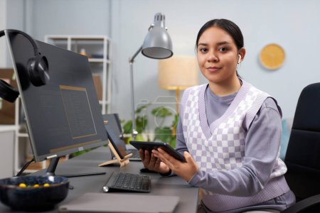 Foto de Retrato de mujer joven como desarrolladora de software femenina mirando la cámara en el lugar de trabajo, espacio de copia - Imagen libre de derechos
