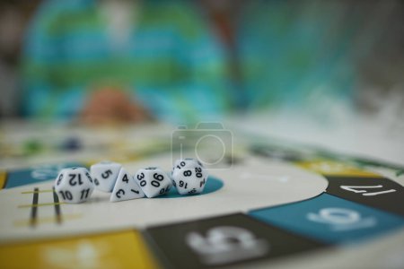 Foto de Imagen de fondo del juego de mesa con macro primer plano de juego de dados de varios lados, espacio de copia - Imagen libre de derechos