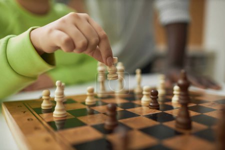 Téléchargez les photos : Gros plan de jeune femme noire jouant aux échecs en mettant l'accent sur la pièce de chevalier en mouvement de la main féminine, espace de copie - en image libre de droit