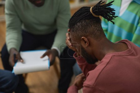 Foto de Hombre negro con problemas llorando en círculo de grupo de apoyo y compartiendo historia con el terapeuta, espacio para copiar - Imagen libre de derechos