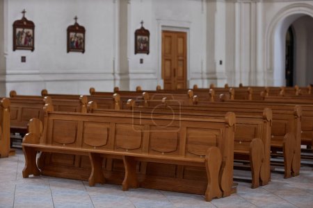 Téléchargez les photos : Image horizontale de bancs en bois pour prier debout en rangée dans une vieille église - en image libre de droit