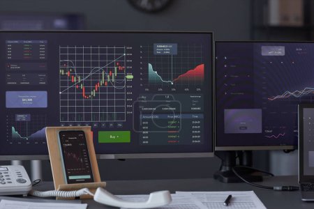 Téléchargez les photos : Gros plan sur les graphiques financiers n moniteurs d'ordinateurs pour analyser le marché boursier - en image libre de droit