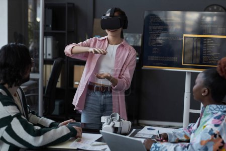 Téléchargez les photos : Groupe de programmeurs testant de nouvelles lunettes VR pendant la présentation au bureau - en image libre de droit