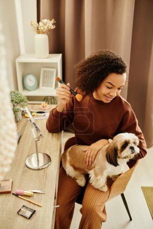 Porträt einer schwarzen jungen Frau beim Make-up mit süßem kleinen Hund auf dem Schoß