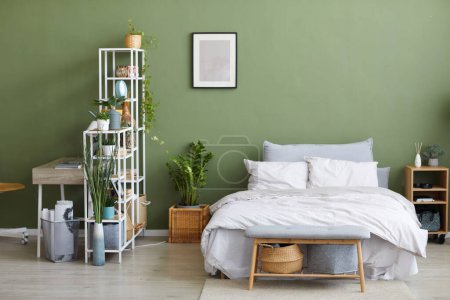 Foto de Imagen horizontal de dormitorio moderno con cama cómoda y diseño contemporáneo - Imagen libre de derechos