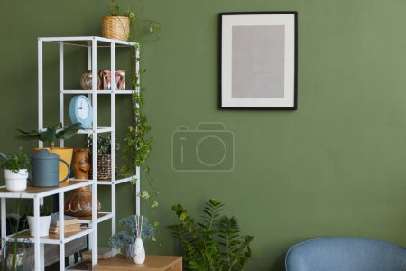 Téléchargez les photos : Chambre domestique avec peinture sur mur vert et étagères modernes avec différents objets - en image libre de droit